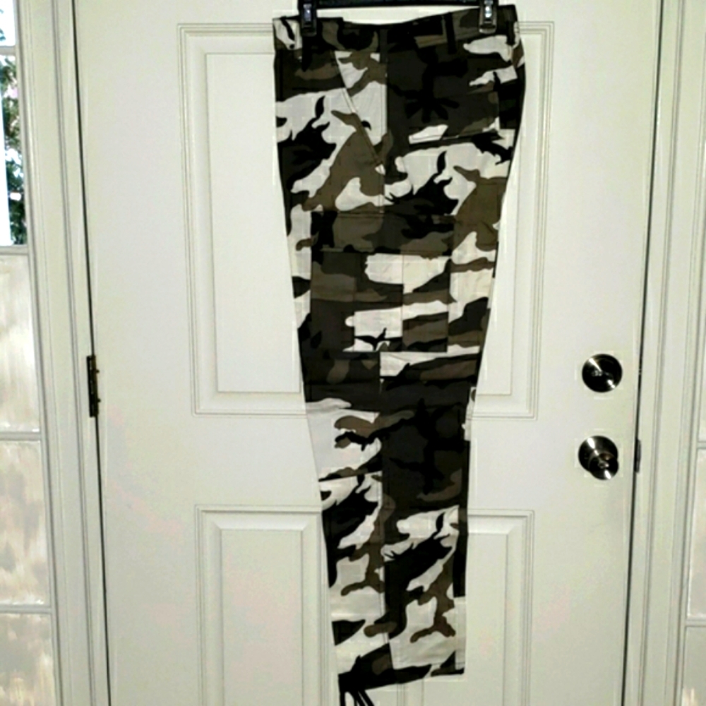 Men's Military 6 pocket Snow Camo BDU pants. New - Picture 1 of 2